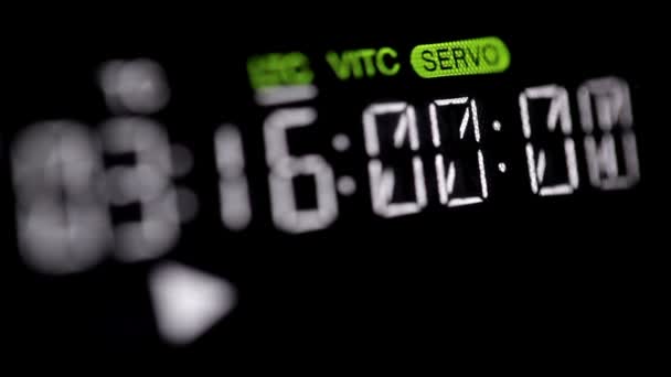 Timecode körs på professionella videobandspelaren. — Stockvideo