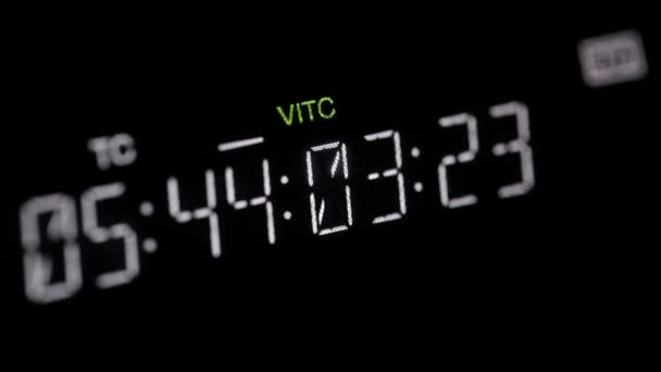 Código de tiempo que se ejecuta en la grabadora de vídeo profesional . — Vídeos de Stock