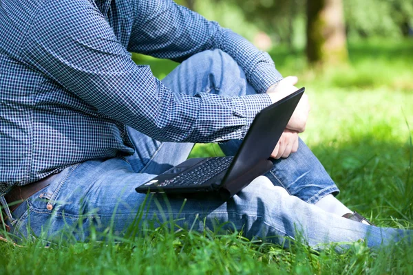 Detail van handen en laptop toetsenbord. — Stockfoto