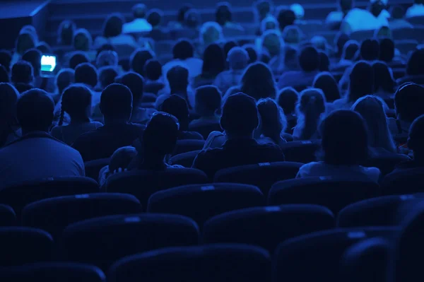 Sinemada seyirci. siluet.