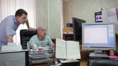 iki adam ofiste bilgisayarda çalışıyorsanız