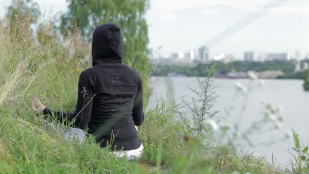 Mulher praticando relaxamento e exercício respiratório em um ambiente ao ar livre — Vídeo de Stock