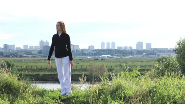 Vrouwen oefening gezonde vreedzame yoga levensstijl mediteren — Stockvideo