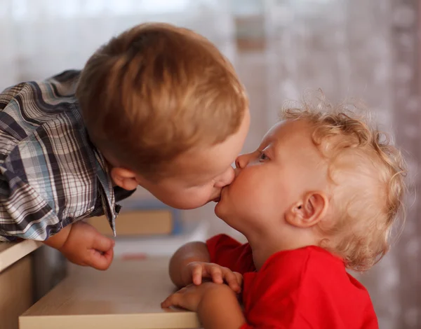 Cute siblings. Two little brothers are kissing. — Stock Photo, Image