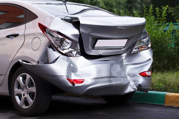 Grande bosse sur la voiture — Photo