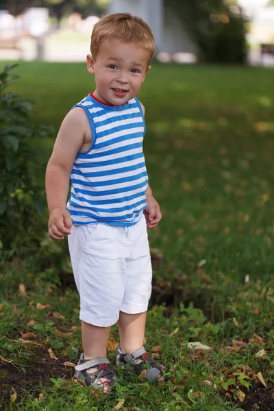 Retrato de un niño sonriente de tres años —  Fotos de Stock