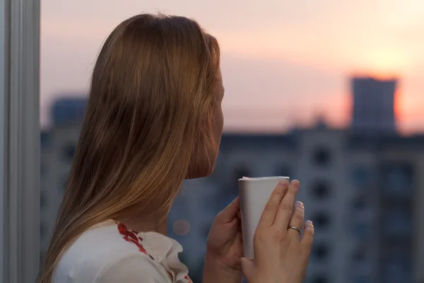 Girl drinking tea — Stock Photo, Image