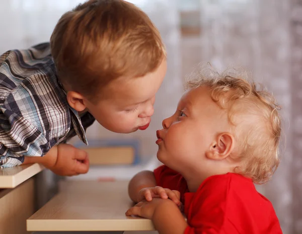 Nette Geschwister. zwei kleine Brüder küssen sich. — Stockfoto