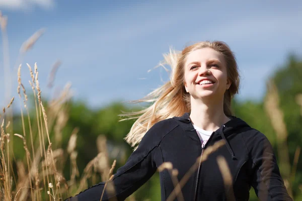Young and happy girl in the field — Stock Photo, Image