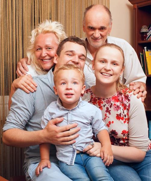 Gran familia feliz en casa —  Fotos de Stock