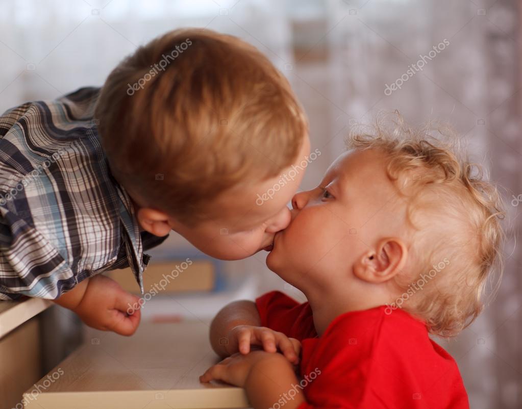 мальчик целует брата. мальчик целует другого мальчика. пацелуймальчика с мальчиком. девочки целуют мальчиков и развиваются. мальчик целует другого мальчика.