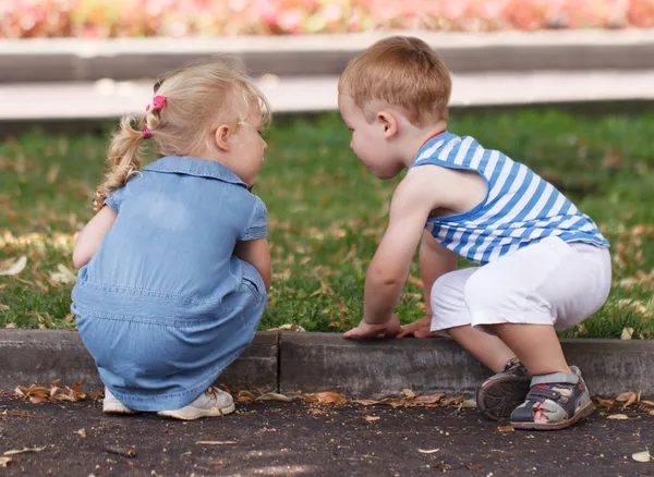 Pequenos amigos menino e menina — Fotografia de Stock