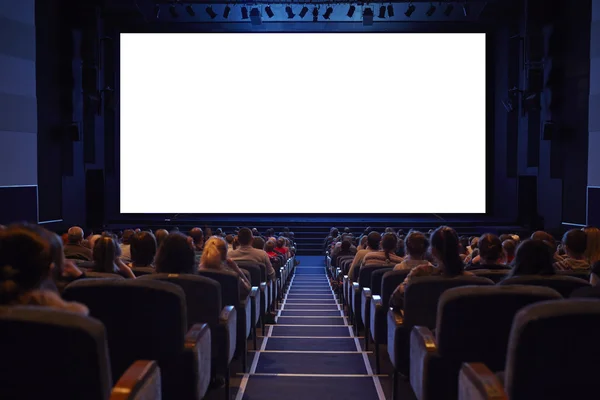 Άδειο κινηματογράφο οθόνη με πλήρη πλήθος κοινό. — Φωτογραφία Αρχείου