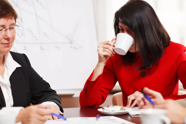 Two women in a business meeting — Stock Photo, Image