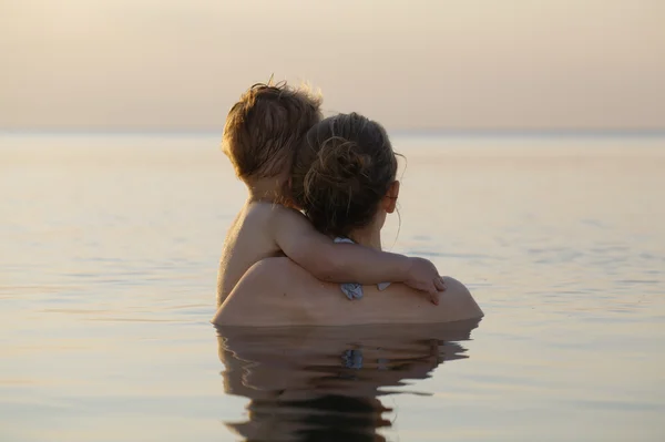 Mère et fils regardant le coucher du soleil — Photo