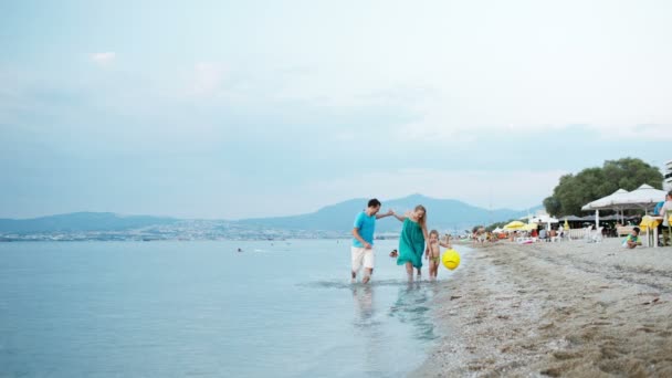 Νεαρή οικογένεια με το μικρό αγόρι, απολαμβάνοντας ένα καλοκαίρι της στην παραλία — Αρχείο Βίντεο