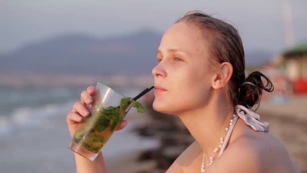 Belle jeune femme dégustant un cocktail du soir — Video