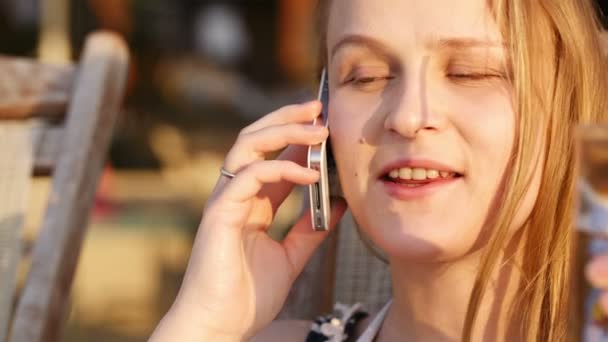 Akıllı telefonda konuşuyor ve kahve kokteyl içme genç kadın — Stok video