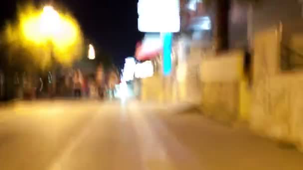 Time lapse quai près de la mer club vie restaurants, café, marche à travers le mouvement brouillé foule — Video