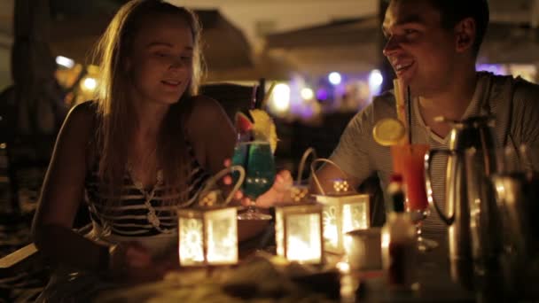 Romántica pareja joven disfrutando de bebidas — Vídeo de stock