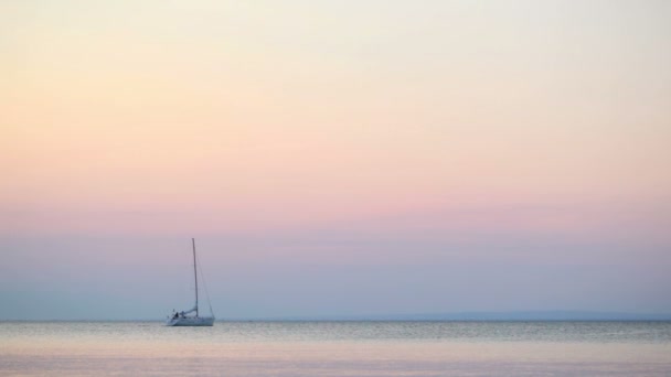 近海停泊在夕阳下宁静的海洋上的豪华游艇 — 图库视频影像