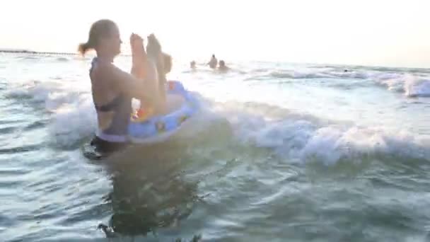 Mère nageant avec son petit garçon dans la mer — Video