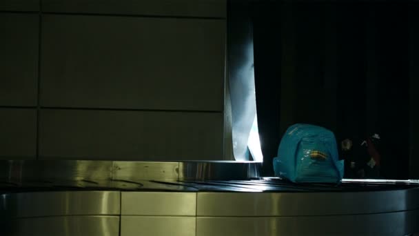 Nastro trasportatore bagagli in aeroporto che trasporta il bagaglio passeggeri — Video Stock