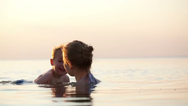 母親と海の水で入浴若い子供を愛する — ストック動画