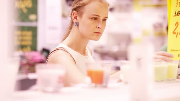 Młoda blond kobieta pachnące Świece Zapachowe w sklepie — Wideo stockowe