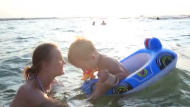 Μητέρα κολύμβησης στο νερό της θάλασσας με μικρού παιδιού — Αρχείο Βίντεο