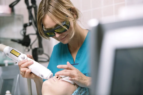 Женщина, проходящая лазерное лечение кожи — стоковое фото