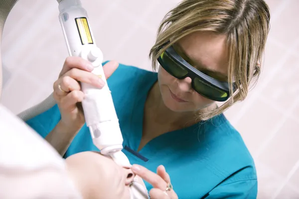 Esteticista fazendo tratamento de pele a laser — Fotografia de Stock