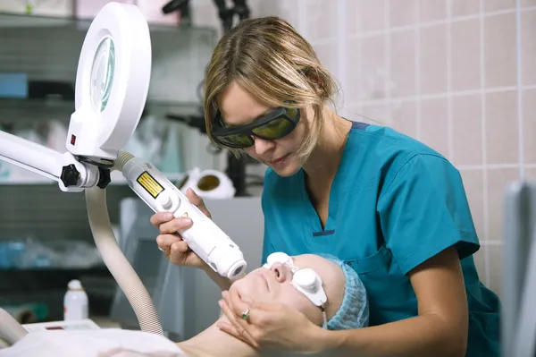 Woman undergoing laser skin treatment — Stock Photo, Image