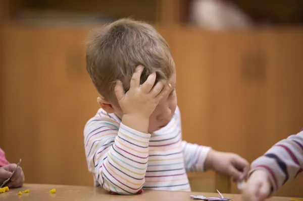 Lindo niño en la clase de jardín de infantes — Foto de Stock