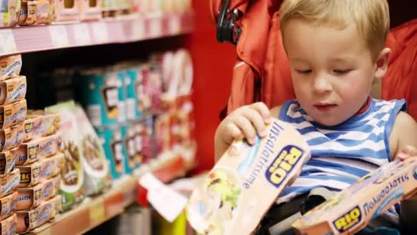 Jongen in supermarkt — Stockvideo