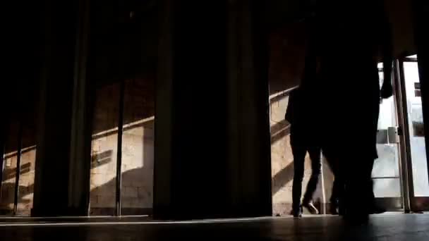 Съемка времени, когда люди входили и выходили со станции метро — стоковое видео