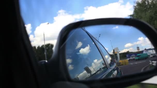 Вождение автомобиля в городе с видом из бокового зеркала — стоковое видео