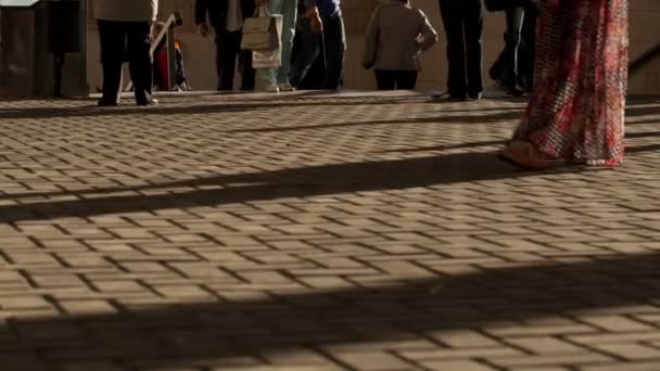 Mensen lopen in de buurt van de ingang van het station van de metro in de avond — Stockvideo