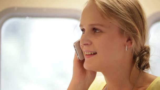 Jovem mulher falando ao telefone — Vídeo de Stock