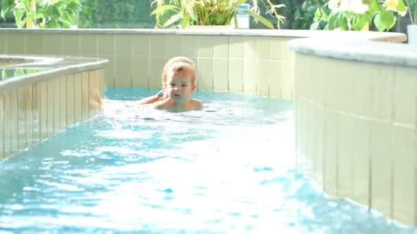 Μητέρα και τον μικρό Αχιλλέα, κολύμπι σε λαβύρινθο νερού. οικογενειακή διασκέδαση σε υδάτινο πάρκο — Αρχείο Βίντεο