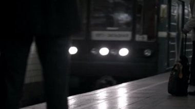 platform bekleyen kişilerle Metro İstasyonu'na gelen tren. Rusya