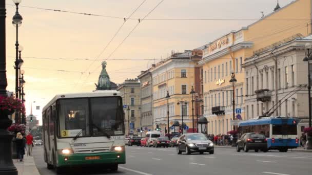 Traffic in Nevsky Avenue — Stock Video