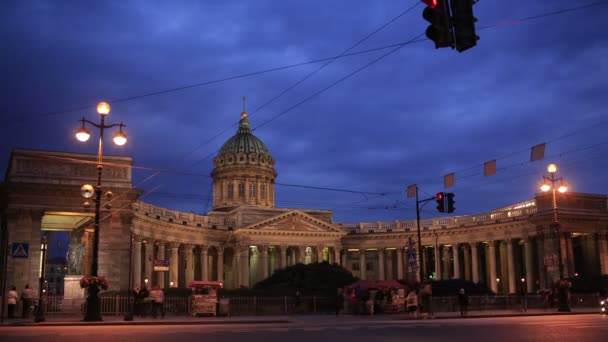 カザン大聖堂、サンクトペテルブルク、ロシア近く夜のトラフィックの時間経過 — ストック動画