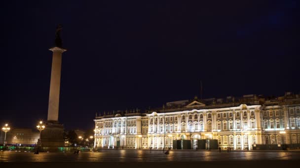 Tijdspanne van mensen lopen op paleis plein met verlichte algemene spullen gebouw en alexander kolom, Sint-petersburg, Rusland — Stockvideo