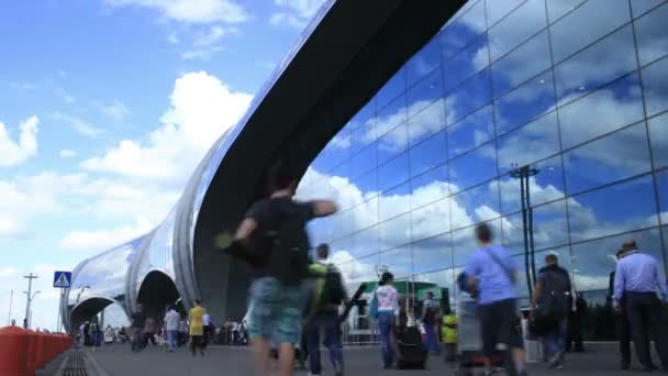 Tijdspanne van mensen lopen snel in de buurt van domodedovo luchthaven in Moskou — Stockvideo