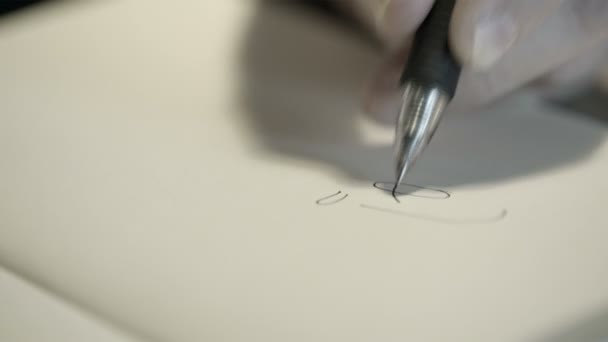 Gros plan de la main dessinant une femme dessin animé avec un stylo noir 