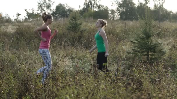Dos chicas jóvenes entrenando juntas — Vídeo de stock