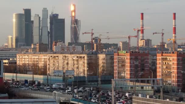 El lapso de tiempo del horizonte urbano de Moscú en la noche con el tráfico pesado de viajeros — Vídeo de stock