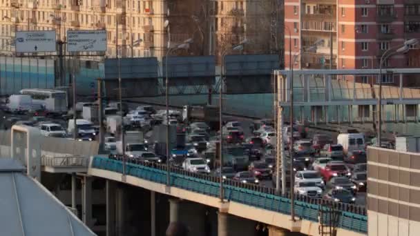 Time lapse di Mosca skyline urbano la sera con traffico pendolare pesante — Video Stock