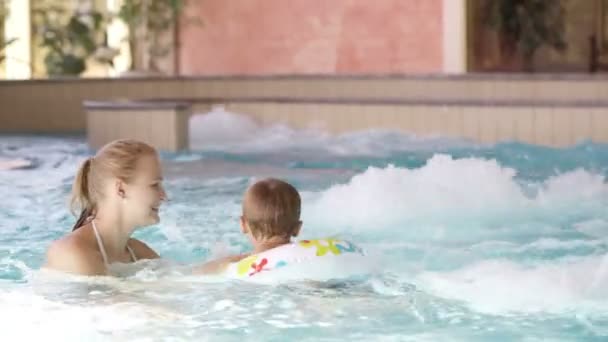 Mamma och hennes son i poolen. — Stockvideo